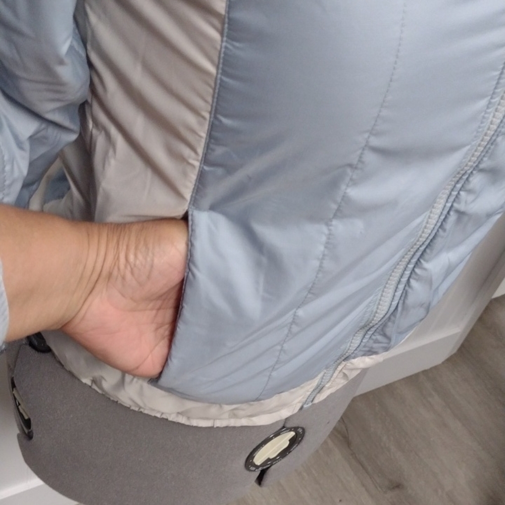 The North Face Women's Blue and Cream Ski Jacket ,Hikin,Snow. - Picture 4 of 16